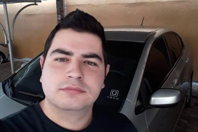 Familiares reconheceram Vinicius Matos da Silva, 25 anos, como sendo o homem assassinado na Estrada dos Romeiros, em Caxias do Sul. Ele trabalhava como motorista do aplicativo Uber e era morador do bairro Lourdes.