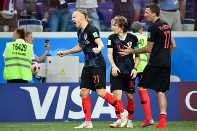  Croatias defender Domagoj Vida, Croatias midfielder Luka Modric and Croatias forward Mario Mandzukic celebrate after winning the Russia 2018 World Cup round of 16 football match between Croatia and Denmark at the Nizhny Novgorod Stadium in Nizhny Novgorod on July 1, 2018. / AFP PHOTO / Alexander NEMENOV / RESTRICTED TO EDITORIAL USE - NO MOBILE PUSH ALERTS/DOWNLOADSEditoria: SPOLocal: Nizhniy NovgorodIndexador: ALEXANDER NEMENOVSecao: soccerFonte: AFPFotógrafo: STF