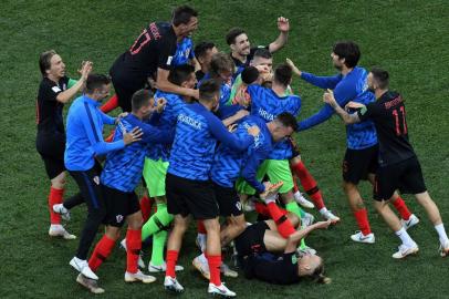  Croatia's players celebrate their victory at the end of the Russia 2018 World Cup round of 16 football match between Croatia and Denmark at the Nizhny Novgorod Stadium in Nizhny Novgorod on July 1, 2018. / AFP PHOTO / Martin BERNETTI / RESTRICTED TO EDITORIAL USE - NO MOBILE PUSH ALERTS/DOWNLOADSEditoria: SPOLocal: Nizhniy NovgorodIndexador: MARTIN BERNETTISecao: soccerFonte: AFPFotógrafo: STF