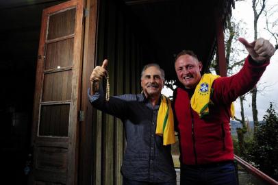  CAXIAS DO SUL, RS, BRASIL, 28/06/2018 - Bastidores da gravação do quarto programa Bodega do Bachi, que tem produção em parceria do jornal Pioneiro, rádio Gaúcha Serra e RBS TV. A gravação ocorreu no Museu São Braz, na Comunidade de São Bráz, interior de Caxias do Sul, e contou com a participação de amigos do Tite. NA FOTO: da esq. para dir.-  Aloir de Oliveira e Alvaro Mentta, amigos do Tite. (Marcelo Casagrande/Agência RBS)