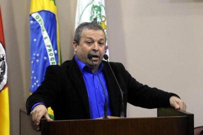  CAXIAS DO SUL, RS, BRASIL, 16/04/2018.  Sessão de julgamento do processo de impeachment do prefeito de Caxias do Sul, Daniel Guerra (PRB), na Câmara de Vereadores. NA FOTO: Velocino Uez. (Marcelo Casagrande/Agência RBS)