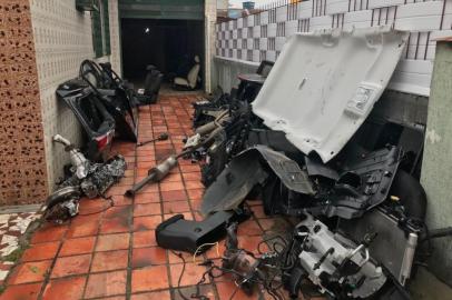 PORTO ALEGRE, RS, BRASIL, 02/07/2018 - Polícia Civil faz operação contra quadrilha que roubava veículos e lavava dinheiro. Depósitos ilegais foram fechados pela ofensiva nos bairros Sarandi e Floresta. No Sarandi, era uma casa com sistema de vigilância, de onde eles embalavam as peças para enviar para todo o país.