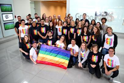  PORTO ALEGRE, RS, BRASIL, 28/06/2018 - Grupo Pride, foto com funcionários do Grupo RBS. (FOTOGRAFO: FERNANDO GOMES / AGENCIA RBS)