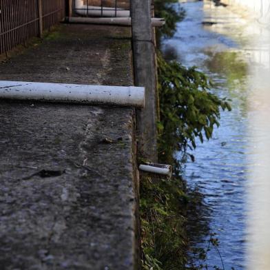  CAXIAS DO SUL, RS, BRASIL, 07/06/2018 - Percorremos o Arroio Tega em Caxias do Sul para mostrar as condições do curso d'água que corta a cidade. NA FOTO:Arroio corta a Rua Dom Pedro II, bairro São José onde recebe esgoto de empresas. (Marcelo Casagrande/Agência RBS)