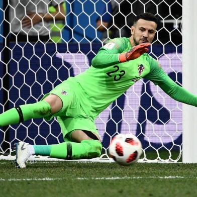 Croatias goalkeeper Danijel Subasic stops the ball in the penalty shootout during the Russia 2018 World Cup round of 16 football match between Croatia and Denmark at the Nizhny Novgorod Stadium in Nizhny Novgorod on July 1, 2018. / AFP PHOTO / Jewel SAMAD / RESTRICTED TO EDITORIAL USE - NO MOBILE PUSH ALERTS/DOWNLOADS