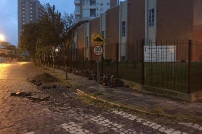 Obra da prefeitura, finalizada há 60 dias, sem reposição das calçadas e paralelepíédos