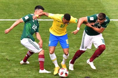  Mexico's forward Javier Hernandez (L) vies for the ball with Brazil's defender Fagner during the Russia 2018 World Cup round of 16 football match between Brazil and Mexico at the Samara Arena in Samara on July 2, 2018. / AFP PHOTO / SAEED KHAN / RESTRICTED TO EDITORIAL USE - NO MOBILE PUSH ALERTS/DOWNLOADSEditoria: SPOLocal: SamaraIndexador: SAEED KHANSecao: soccerFonte: AFPFotógrafo: STF