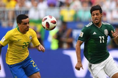  Brazil's defender Fagner (L) eyes the ball as he vies for it with Mexico's forward Carlos Vela (R) during the Russia 2018 World Cup round of 16 football match between Brazil and Mexico at the Samara Arena in Samara on July 2, 2018. / AFP PHOTO / MANAN VATSYAYANA / RESTRICTED TO EDITORIAL USE - NO MOBILE PUSH ALERTS/DOWNLOADSEditoria: SPOLocal: SamaraIndexador: MANAN VATSYAYANASecao: soccerFonte: AFPFotógrafo: STF