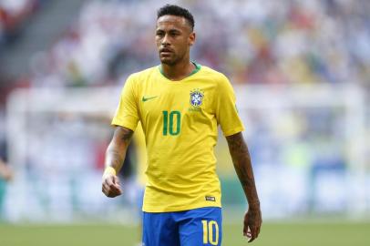  Brazil's forward Neymar (L) is marked by Mexico's midfielder Hector Herrera during the Russia 2018 World Cup round of 16 football match between Brazil and Mexico at the Samara Arena in Samara on July 2, 2018. / AFP PHOTO / SAEED KHAN / RESTRICTED TO EDITORIAL USE - NO MOBILE PUSH ALERTS/DOWNLOADSEditoria: SPOLocal: SamaraIndexador: BENJAMIN CREMELSecao: soccerFonte: AFPFotógrafo: STR