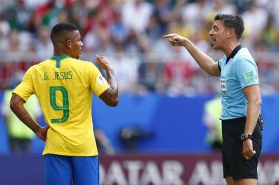  Brazil's forward Neymar (L) is marked by Mexico's midfielder Hector Herrera during the Russia 2018 World Cup round of 16 football match between Brazil and Mexico at the Samara Arena in Samara on July 2, 2018. / AFP PHOTO / SAEED KHAN / RESTRICTED TO EDITORIAL USE - NO MOBILE PUSH ALERTS/DOWNLOADSEditoria: SPOLocal: SamaraIndexador: BENJAMIN CREMELSecao: soccerFonte: AFPFotógrafo: STR