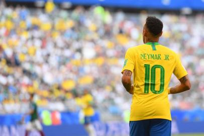  Brazil's forward Neymar reacts during the Russia 2018 World Cup round of 16 football match between Brazil and Mexico at the Samara Arena in Samara on July 2, 2018. / AFP PHOTO / MANAN VATSYAYANA / RESTRICTED TO EDITORIAL USE - NO MOBILE PUSH ALERTS/DOWNLOADSEditoria: SPOLocal: SamaraIndexador: MANAN VATSYAYANASecao: soccerFonte: AFPFotógrafo: STF