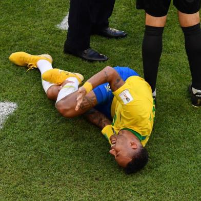  Brazil's forward Neymar reacts on the sidelines during the Russia 2018 World Cup round of 16 football match between Brazil and Mexico at the Samara Arena in Samara on July 2, 2018. / AFP PHOTO / SAEED KHAN / RESTRICTED TO EDITORIAL USE - NO MOBILE PUSH ALERTS/DOWNLOADSEditoria: SPOLocal: SamaraIndexador: SAEED KHANSecao: soccerFonte: AFPFotógrafo: STF