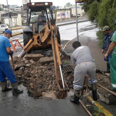 Adutora rompe na esquina da RS-122 com a Rua Dr Antônio Casagrande.