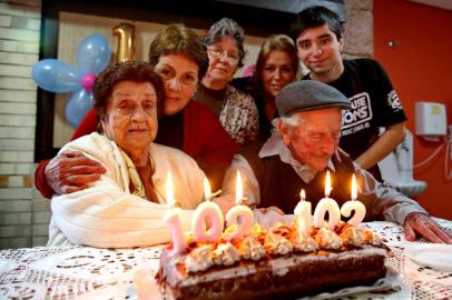  PORTO ALEGRE-RS- BRASIL- 01/07/2018-  Os irmãos gêmeos Godofredo Fay Netto e Francisca Fay Medina, completam 102 anos de vida. A comemoração foi na Clínica Villa  Argento com familiares.   FOTO FERNANDO GOMES/ZERO HORA.