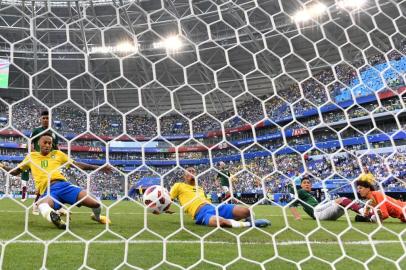 Brazils forward Neymar (L) scores the opening goal during the Russia 2018 World Cup round of 16 football match between Brazil and Mexico at the Samara Arena in Samara on July 2, 2018. / AFP PHOTO / Fabrice COFFRINI / RESTRICTED TO EDITORIAL USE - NO MOBILE PUSH ALERTS/DOWNLOADS