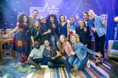  Elenco PopStar 2018 reunido: Jeniffer Nascimento, SÃ©rgio GuizÃ©, Klara Castanho, Renata Capucci, Eri Johnson, Fafy Siqueira, Fernando Caruso, Carol Trentini, Lua Blanco, Malu Rodrigues, Mouhamed Harfouch e Jonathan Azevedo, acompanhados da apresentadora TaÃ­s AraÃºjo e de Tiago Abravanel.Indexador: SERGIO ZALIS