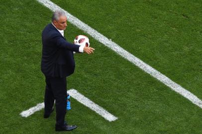  Brazils coach Tite gestures as he holds the ball on the sideline during the Russia 2018 World Cup round of 16 football match between Brazil and Mexico at the Samara Arena in Samara on July 2, 2018. / AFP PHOTO / Kirill KUDRYAVTSEV / RESTRICTED TO EDITORIAL USE - NO MOBILE PUSH ALERTS/DOWNLOADSEditoria: SPOLocal: SamaraIndexador: KIRILL KUDRYAVTSEVSecao: soccerFonte: AFPFotógrafo: STF