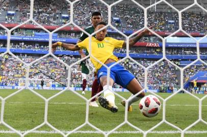  Brazils forward Neymar scores the opening goal during the Russia 2018 World Cup round of 16 football match between Brazil and Mexico at the Samara Arena in Samara on July 2, 2018. / AFP PHOTO / Fabrice COFFRINI / RESTRICTED TO EDITORIAL USE - NO MOBILE PUSH ALERTS/DOWNLOADSEditoria: SPOLocal: SamaraIndexador: FABRICE COFFRINISecao: soccerFonte: AFPFotógrafo: STF