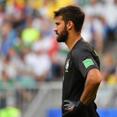 Brazil's goalkeeper Alisson during the Russia 2018 World Cup round of 16 football match between Brazil and Mexico at the Samara Arena in Samara on July 2, 2018.  EMMANUEL DUNAND / AFP