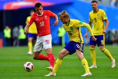  Switzerlands midfielder Granit Xhaka (L) and Swedens midfielder Emil Forsberg (C) fight for the ball during the Russia 2018 World Cup round of 16 football match between Sweden and Switzerland at the Saint Petersburg Stadium in Saint Petersburg on July 3, 2018. / AFP PHOTO / Giuseppe CACACE / RESTRICTED TO EDITORIAL USE - NO MOBILE PUSH ALERTS/DOWNLOADSEditoria: SPOLocal: Saint PetersburgIndexador: GIUSEPPE CACACESecao: soccerFonte: AFPFotógrafo: STF