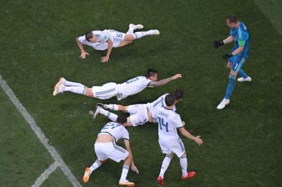 Russias goalkeeper Igor Akinfeev (R) reacts as he celebrates with teammates saving the ball in a penalty shootout and winning during the Russia 2018 World Cup round of 16 football match between Spain and Russia at the Luzhniki Stadium in Moscow on July 1, 2018. / AFP PHOTO / Francois Xavier MARIT / RESTRICTED TO EDITORIAL USE - NO MOBILE PUSH ALERTS/DOWNLOADS