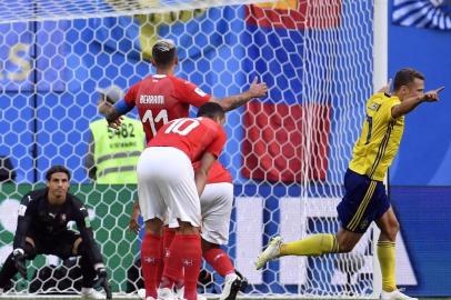 Swedens midfielder Viktor Claesson (R) celebrates his teams goal during the Russia 2018 World Cup round of 16 football match between Sweden and Switzerland at the Saint Petersburg Stadium in Saint Petersburg on July 3, 2018. / AFP PHOTO / CHRISTOPHE SIMON / RESTRICTED TO EDITORIAL USE - NO MOBILE PUSH ALERTS/DOWNLOADS