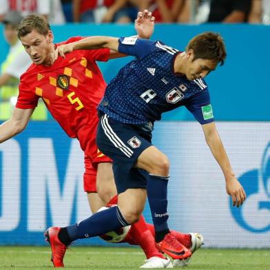 Belgiums defender Jan Vertonghen (L) vies with Japans forward Genki Haraguchi during the Russia 2018 World Cup round of 16 football match between Belgium and Japan at the Rostov Arena in Rostov-On-Don on July 2, 2018. / AFP PHOTO / Odd ANDERSEN / RESTRICTED TO EDITORIAL USE - NO MOBILE PUSH ALERTS/DOWNLOADS