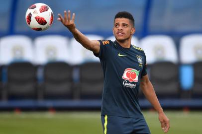  Brazils forward Taison takes part in a training session at the Yug Sport Stadium in Sochi, on July 3, 2018, ahead of the Russia 2018 World Cup quarter-final football match between Brazil and Belgium on July 6. / AFP PHOTO / NELSON ALMEIDAEditoria: SPOLocal: SochiIndexador: NELSON ALMEIDASecao: soccerFonte: AFPFotógrafo: STF