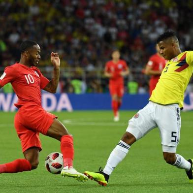  Englands forward Raheem Sterling (L) and Colombias midfielder Wilmar Barrios vie for the ball during the Russia 2018 World Cup round of 16 football match between Colombia and England at the Spartak Stadium in Moscow on July 3, 2018. / AFP PHOTO / YURI CORTEZ / RESTRICTED TO EDITORIAL USE - NO MOBILE PUSH ALERTS/DOWNLOADSEditoria: SPOLocal: MoscowIndexador: YURI CORTEZSecao: soccerFonte: AFPFotógrafo: STF