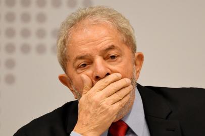  (FILES) In this file photo taken on April 24, 2017 former Brazilian President (2003-2010) Luiz Inacio Lula da Silva gestures while delivering a speech at a seminar on Strategies for the Brazilian Economy promoted by the Workers Party in Brasilia.Brazils former president and current election frontrunner Luiz Inacio Lula da Silva looked increasingly likely to face prison on April 04, 2018  after five out of eleven judges of the divided Supreme Court voted against allowing him to delay a sentence for corruption. / AFP PHOTO / EVARISTO SAEditoria: POLLocal: BrasíliaIndexador: EVARISTO SASecao: politics (general)Fonte: AFPFotógrafo: STF