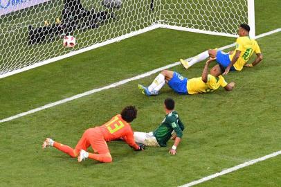  Brazils forward Neymar (R) scores a goal during the Russia 2018 World Cup round of 16 football match between Brazil and Mexico at the Samara Arena in Samara on July 2, 2018. / AFP PHOTO / SAEED KHAN / RESTRICTED TO EDITORIAL USE - NO MOBILE PUSH ALERTS/DOWNLOADSEditoria: SPOLocal: SamaraIndexador: SAEED KHANSecao: soccerFonte: AFPFotógrafo: STF