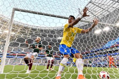  Brazil's forward Roberto Firmino scores the team's second goal during the Russia 2018 World Cup round of 16 football match between Brazil and Mexico at the Samara Arena in Samara on July 2, 2018. / AFP PHOTO / Fabrice COFFRINI / RESTRICTED TO EDITORIAL USE - NO MOBILE PUSH ALERTS/DOWNLOADSEditoria: SPOLocal: SamaraIndexador: FABRICE COFFRINISecao: soccerFonte: AFPFotógrafo: STF