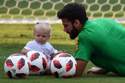  Brazils goalkeeper Alisson is seen with his daughter Helena during a training session at the Yug Sport Stadium in Sochi, on July 3, 2018, ahead of the Russia 2018 World Cup quarter-final football match between Brazil and Belgium on July 6. / AFP PHOTO / NELSON ALMEIDAEditoria: SPOLocal: SochiIndexador: NELSON ALMEIDASecao: soccerFonte: AFPFotógrafo: STF