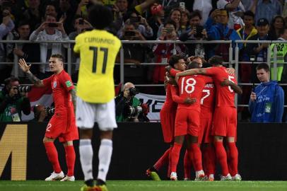  England's forward Harry Kane (unseen) celebrates with teammates after scoring a goal during the Russia 2018 World Cup round of 16 football match between Colombia and England at the Spartak Stadium in Moscow on July 3, 2018. / AFP PHOTO / FRANCK FIFE / RESTRICTED TO EDITORIAL USE - NO MOBILE PUSH ALERTS/DOWNLOADSEditoria: SPOLocal: MoscowIndexador: FRANCK FIFESecao: soccerFonte: AFPFotógrafo: STF