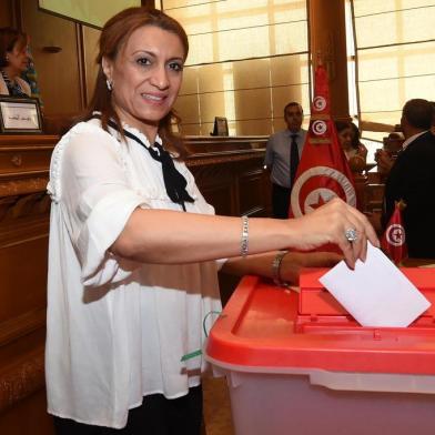 Elected candidate of the Islamist party Ennahdha, Souad Abderrahim, casts her ballot during the mayor of the city of Tunis elections on July 3, 2018.Islamist-backed candidate Souad Abderrahim defeated a city official who served under ousted despot Zine el Abidine Ben Ali on July 3, to become the first woman mayor of the Tunisian capital. / AFP PHOTO / FETHI BELAID