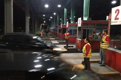  GRAVATAÍ, RS, BRASIL, 03/07/2018. A Triunfo Concepa liberou, no início da noite desta terça-feira (3), as cancelas dos postos de pedágio de Santo Antônio da Patrulha e Gravataí, na freeway (BR-290), e de Eldorado do Sul. As cancelas estão levantadas desde as 18h30min. A medida ocorre após o fim do contrato de concessão dos trechos. Foto: Carlos Macedo/Agência RBS