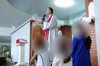  CAXIAS DO SUL.RS,BRASIL.Padre Ivair Heerdt Michels, Investigado por pedofília, rezando missa na Capela do Beato João Schiavo, em Fazensa Souza distrito de Caxias do Sul,e usando tornozeleira.(RONALDO BERNARDI/AGENCIA RBS).