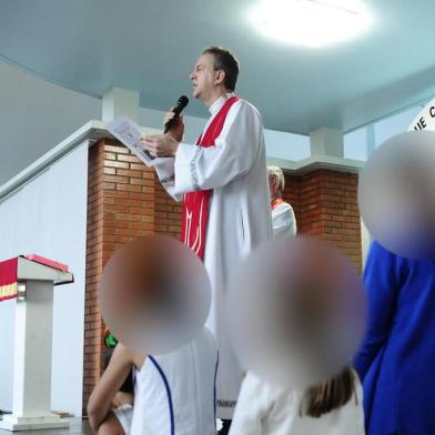  CAXIAS DO SUL.RS,BRASIL.Padre Ivair Heerdt Michels, Investigado por pedofília, rezando missa na Capela do Beato João Schiavo, em Fazensa Souza distrito de Caxias do Sul,e usando tornozeleira.(RONALDO BERNARDI/AGENCIA RBS).