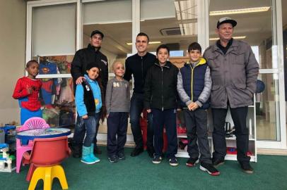 Goleiro Marcelo Grohe, do Grêmio, visita Instituto do Câncer Infantil