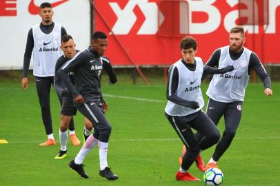  -PORTO ALEGRE, RS, BRASIL, 04-07-2018. Inter treina no CT Parque Gigante em preparação para volta do Campeonato Brasileiro. O jogador DAlessandro se lesionou durante. (TADEU VILANI/AGÊNCIA RBS)