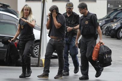 RJ - OPERAÇÃO/RESSONÂNCIA/LAVA/JATO/SAUDE - CIDADES - Movimentação na sede da Polícia Federal, nesta quarta-feira, 4, quando força-tarefa da Lava Jato deflagrou Operação Ressonância, desdobramento da Operação Fatura Exposta, contra cartel e fraude em licitações para o fornecimento de equipamentos médicos e materiais hospitalares para a Secretaria de Saúde do Estado do Rio de Janeiro e para o Instituto Nacional de Traumatologia (Into) 04/07/2018 - Foto: ESTEFAN RADOVICZ/AGÊNCIA O DIA/AGÊNCIA O DIA/ESTADÃO CONTEÚDO