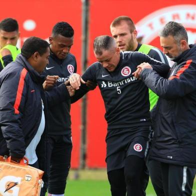  -PORTO ALEGRE, RS, BRASIL, 04-07-2018. Inter treina no CT Parque Gigante em preparação para volta do Campeonato Brasileiro. O jogador DAlessandro se lesionou durante. (TADEU VILANI/AGÊNCIA RBS)