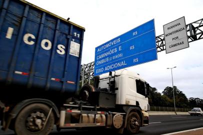  PORTO ALEGRE, RS, BRASIL, 04-07-2018. Movimentação da veículos na freeway após a liberação de cancelas nos pedágios. Na foto: pedágio de Gravataí (FERNANDO GOMES/AGÊNCIA RBS)