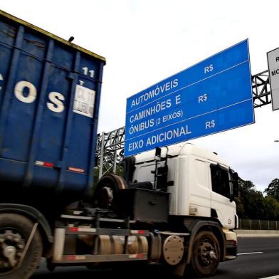  PORTO ALEGRE, RS, BRASIL, 04-07-2018. Movimentação da veículos na freeway após a liberação de cancelas nos pedágios. Na foto: pedágio de Gravataí (FERNANDO GOMES/AGÊNCIA RBS)