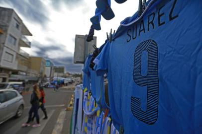  SANTANA DO LIVRAMENTO, RS, BRASIL - Na fronteira entre Santana do Livramento (Brasil) e Rivera (Uruguai), o clima de Copa do Mundo está presente, as camisetas e bandeiras de Brasil e Uruguai estão por todos os lados.Indexador: Jefferson Botega