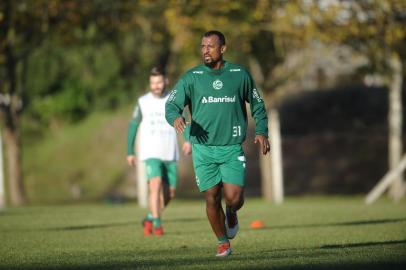  CAXIAS DO SUL, RS, BRASIL, 23/05/2018. Treino do Juventude no campo do Enxutão. O Juventude está disputando a Série B do Campeonato Brasileiro. Na foto, atacante Elias. (Porthus Junior/Agência RBS)