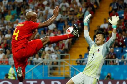 Belgiums defender Vincent Kompany (L) tries to score against Japans goalkeeper Eiji Kawashima during the Russia 2018 World Cup round of 16 football match between Belgium and Japan at the Rostov Arena in Rostov-On-Don on July 2, 2018. / AFP PHOTO / Odd ANDERSEN / RESTRICTED TO EDITORIAL USE - NO MOBILE PUSH ALERTS/DOWNLOADS