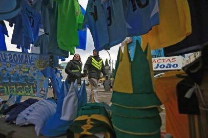  SANTANA DO LIVRAMENTO, RS, BRASIL - Na fronteira entre Santana do Livramento (Brasil) e Rivera (Uruguai), o clima de Copa do Mundo está presente, as camisetas e bandeiras de Brasil e Uruguai estão por todos os lados.Indexador: Jefferson Botega