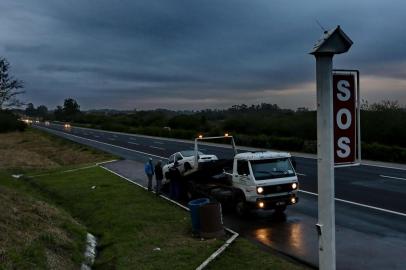  PORTO ALEGRE, RS, BRASIL - 04/07/2018 -  Pedágios com cancelas abertas.Os instaladores de sistemas de segurança Gelson Pinto, 61 anos, e Mauro da Silva, 35, voltavam de carro para a empresa que fica em Santo Antônio da Patrulha quando o veículo deixou de funcionar no km 58, em Glorinha. (Carlos Macedo/Agência RBS)