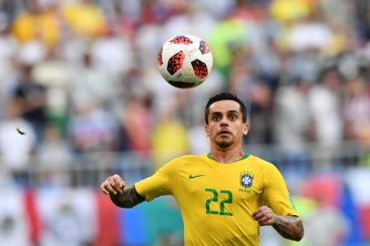 Brazils defender Fagner controls the ball during the Russia 2018 World Cup round of 16 football match between Brazil and Mexico at the Samara Arena in Samara on July 2, 2018. / AFP PHOTO / Fabrice COFFRINI / RESTRICTED TO EDITORIAL USE - NO MOBILE PUSH ALERTS/DOWNLOADS